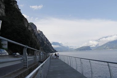 Bisiklet yolu ve Garda Gölü üzerinden patika Limone sul Garda, Lombardiya, İtalya