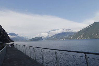 Bisiklet yolu ve Garda Gölü üzerinden patika Limone sul Garda, Lombardiya, İtalya