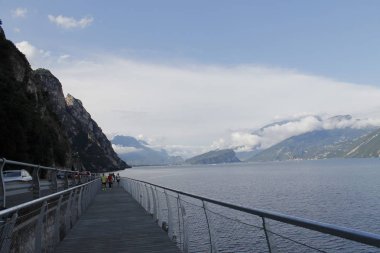 Bisiklet yolu ve Garda Gölü üzerinden patika Limone sul Garda, Lombardiya, İtalya