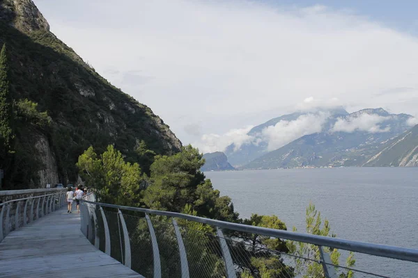 リモーネ ガルダ ロンバルディア州 イタリアのガルダ湖の上の歩道と自転車道 — ストック写真