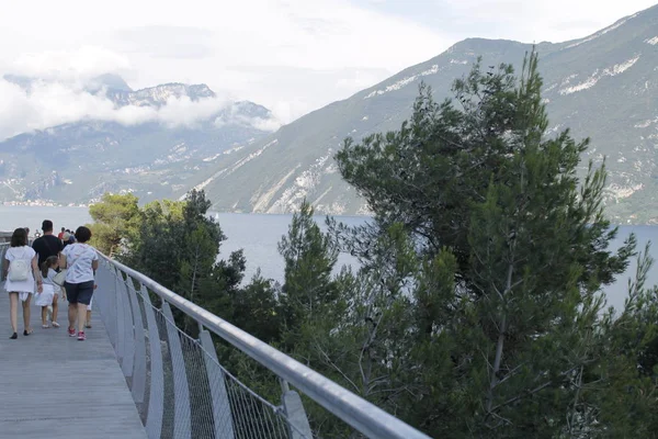 リモーネ ガルダ ロンバルディア州 イタリアのガルダ湖の上の歩道と自転車道 — ストック写真