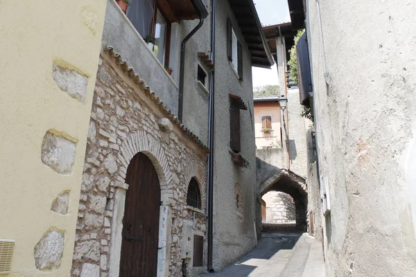 Architettura Piccolo Borgo Sul Lago Garda Nel Nord Italia — Foto Stock