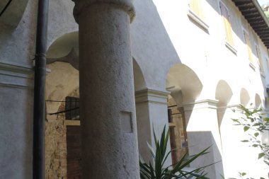  eski manastır Gargnano, İtalya Garda Gölü üzerinde küçük köy fotoğrafı