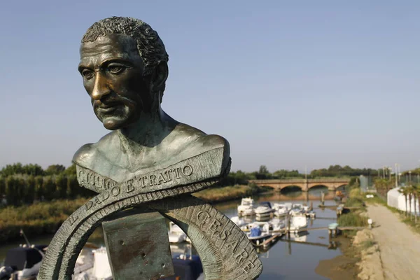 Gatteo Mare, İtalya - 10 Ağustos 2018: Heykel Rubicon Nehri üzerinde 10 Ocak M.Ö. 49 İtalyanca ile geçiş kutluyor cümle kalıp anlam Sezar'ın döküm