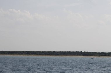 Gökyüzü ve İtalya Adriyatik Denizi ile manzara