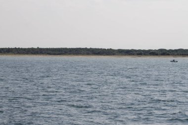 Gökyüzü ve İtalya Adriyatik Denizi ile manzara