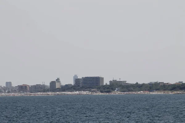 空とイタリアのアドリア海のある風景します — ストック写真