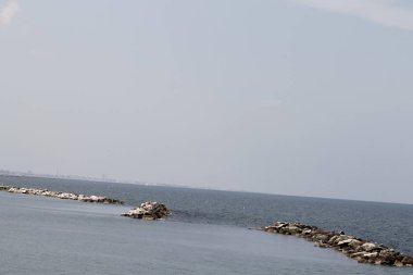 Italya 'da Adriyatik Denizi sahilinde korumak için Rocks