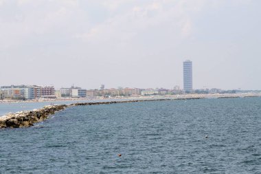 Italya 'daki Cesenatico 'da yer alan Adriyatik deniz tekerlek ve gökdelen görünümü