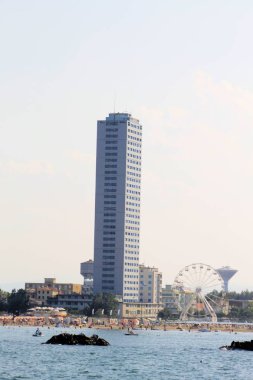 Italya 'daki Cesenatico 'da yer alan Adriyatik deniz tekerlek ve gökdelen görünümü