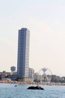 Italya 'daki Cesenatico 'da yer alan Adriyatik deniz tekerlek ve gökdelen görünümü