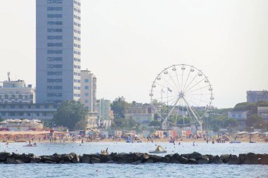 Italya 'daki Cesenatico 'da yer alan Adriyatik deniz tekerlek ve gökdelen görünümü