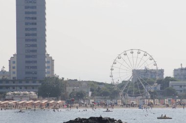 Italya 'daki Cesenatico 'da yer alan Adriyatik deniz tekerlek ve gökdelen görünümü