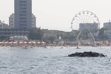 Italya 'daki Cesenatico 'da yer alan Adriyatik deniz tekerlek ve gökdelen görünümü