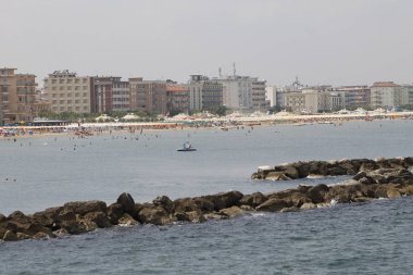 Sahilde İtalya Adriyatik Denizi kıyısında