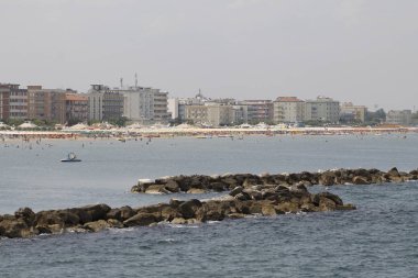 Sahilde İtalya Adriyatik Denizi kıyısında