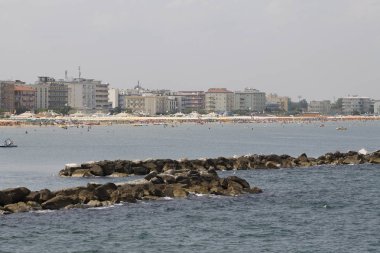 Sahilde İtalya Adriyatik Denizi kıyısında
