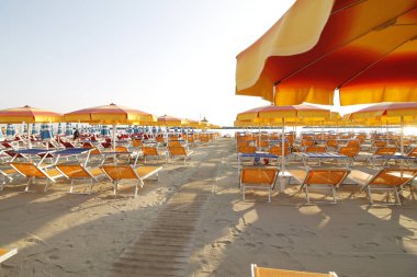 Kumsalda İtalya Adriyatik Denizi