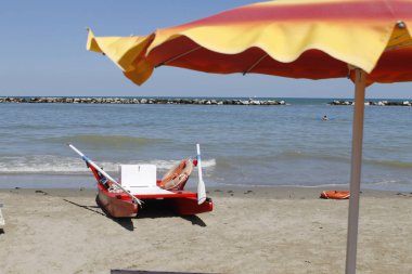 Kumsalda İtalya Adriyatik Denizi