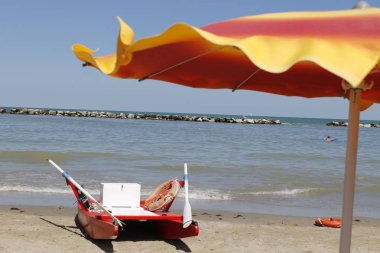 Kumsalda İtalya Adriyatik Denizi