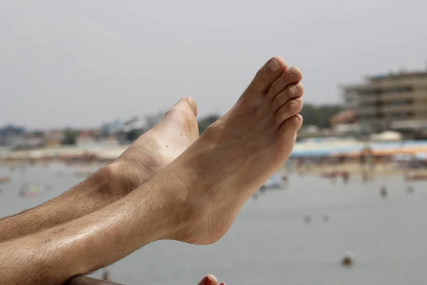 Woman Men Feet Coarse Sand Sea Relaxation Sea Countries Cold — Stock Photo, Image