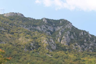 yeşil bir dağlar ve mavi berrak gökyüzü