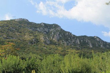 yeşil bir dağlar ve mavi berrak gökyüzü