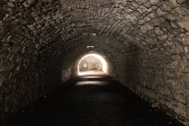 bir kalenin antik karanlık gizli geçit