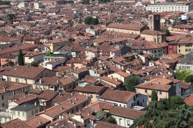 Bir Brescia, şehir Kuzey İtalya'daki havadan görünümü