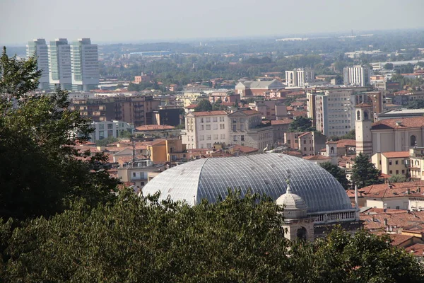 Bir Brescia, şehir Kuzey İtalya'daki havadan görünümü