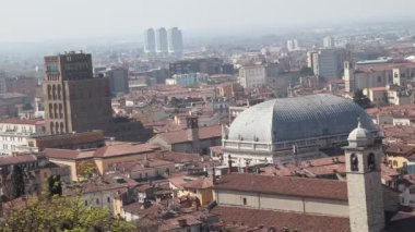 Bir Brescia, şehir Kuzey İtalya'daki havadan görünümü