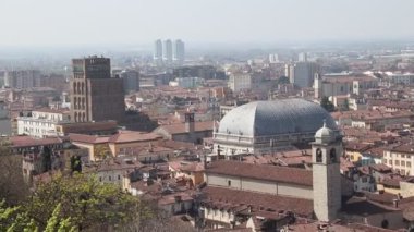 Bir Brescia, şehir Kuzey İtalya'daki havadan görünümü