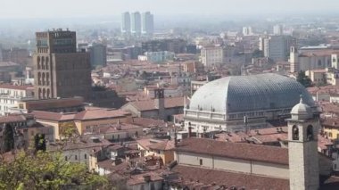 Bir Brescia, şehir Kuzey İtalya'daki havadan görünümü