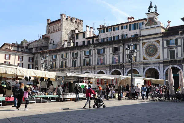 Brescia 'da Belediye Binası (Loggia Sarayı) binasında görünüm. Brescia Kuzey Italya 'da bir şehirdir.