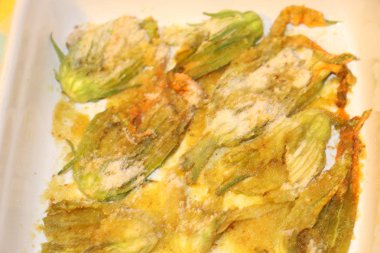 taze kabak çiçeklerricotta, parmesan, hamsi ve meyilli derin kızarmış ile doldurulmuş oldu