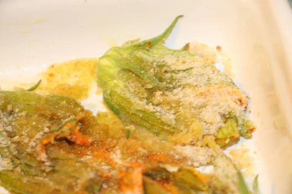 Fiori Zucchine Fresche Stato Farcito Con Ricotta Parmigiano Acciughe Fritti — Foto Stock