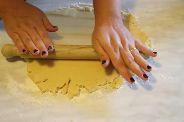 Femme Déroulant Pâte Feuilletée Sur Table — Photo