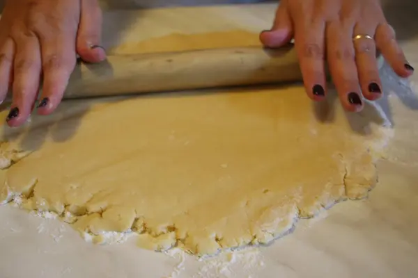 Donna Stendere Pasta Sfoglia Sul Tavolo — Foto Stock