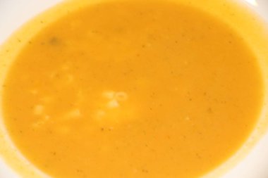  bir tabakta zeytinyağı ile yumurta makarna çorbası