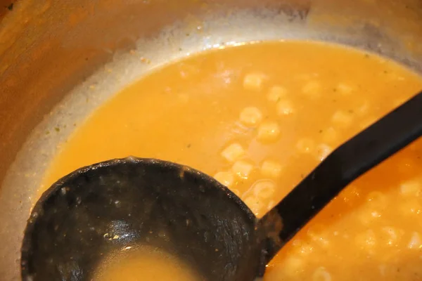Pasta Telur Sup Dengan Minyak Zaitun Dalam Piring — Stok Foto