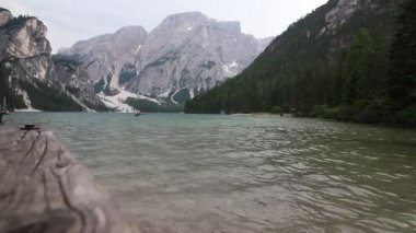 Yaz aylarında Braies Gölü. Dolomitler, Güney Tirol, Italya, Avrupa 'nın en büyük doğal Gölü. Doğa arka plan güzelliği. 