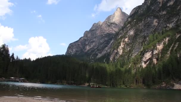 布雷斯湖在夏天 多洛米蒂斯 南蒂罗尔 意大利 欧洲最大的天然湖泊 美丽的自然背景 — 图库视频影像