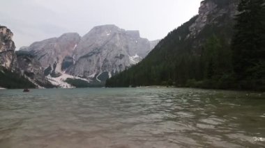 Yaz aylarında Braies Gölü. Dolomitler, Güney Tirol, Italya, Avrupa 'nın en büyük doğal Gölü. Doğa arka plan güzelliği.