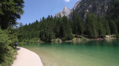 Yaz aylarında Braies Gölü. Dolomitler, Güney Tirol, Italya, Avrupa 'nın en büyük doğal Gölü. Doğa arka plan güzelliği.