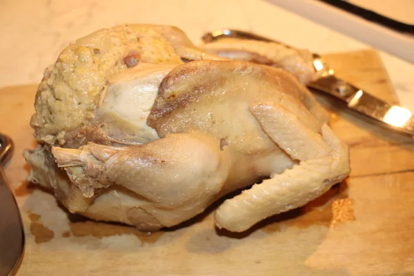 Roh Gefülltes Hühnchen Auf Holzschneidebrett — Stockfoto