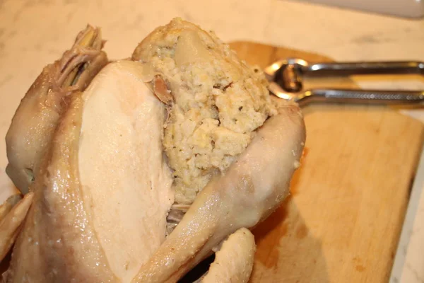 Ahşap Kesme Tahtası Üzerinde Çiğ Doldurulmuş Tavuk — Stok fotoğraf