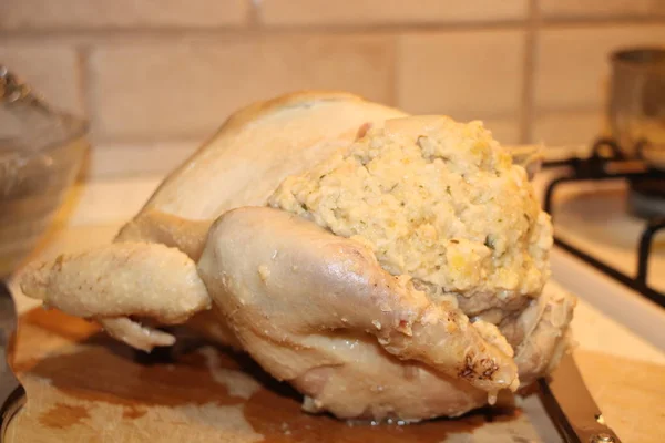 Pollo Relleno Crudo Tabla Cortar Madera — Foto de Stock