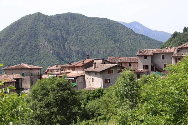 Vista Del Pequeño Pueblo Costa Gargnano Las Montañas Del Lago —  Fotos de Stock