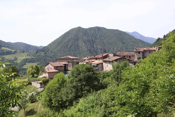 Vista Del Pequeño Pueblo Costa Gargnano Las Montañas Del Lago — Foto de Stock