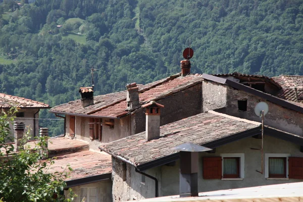 意大利北部加尔达湖山区的小村庄 科斯塔迪加尔尼亚诺 的景观 — 图库照片